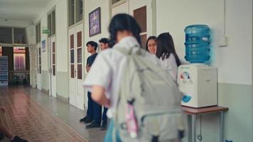 uma fêmea aluna obteve intimidado quando ela caminhou baixa a corredor passado dela amigos video