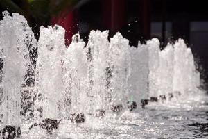 agua viniendo fuera de el fuente foto