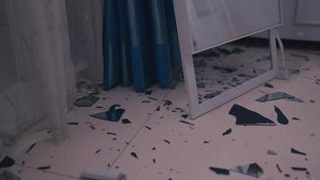 een Aziatisch vrouw huilt in voorkant van een gebroken spiegel na wezen gepest door haar vriend en gaat berserk video