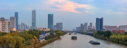 wuxi es un prominente histórico y cultural ciudad de china,exportación cubo de arroz, seda y textiles foto