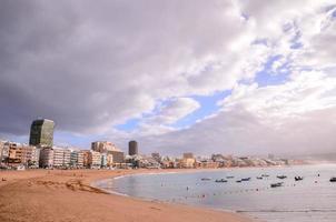 ciudad en la costa foto