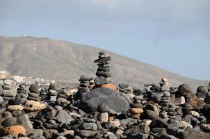 apilado piedras en el costa foto