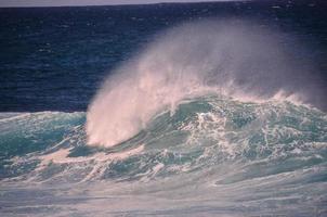 enormes olas del mar foto