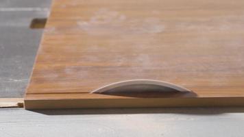 circular Sierra corte madera en de cerca. carpintero corte madera con circular sierra, de cerca. video