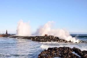 enormes olas del mar foto