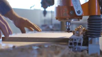 eléctrico carpintería herramientas. carpintería taller. perforación madera con circular cuchillo en carpintería taller. video