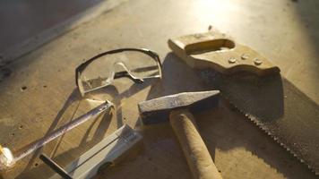 carpintería taller herramientas y suministros. carpintería herramientas y equipo en el mesa. video