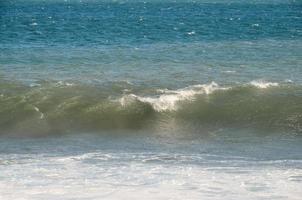 enormes olas del mar foto