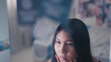 un asiatique adolescent regards dans le miroir avec une sentiment de insécurité car sa visage video