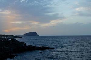 puesta de sol sobre el mar foto