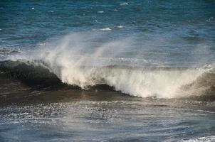 enormes olas del mar foto