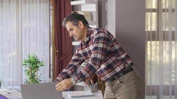 trabalhando dentro a casa escritório. homem com trabalhos estresse dentro casa escritório trabalhando dentro uma Estado do ser sobrecarregado e preocupado. video