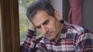 Deprimido antiguo hombre solo a hogar. maduro hombre con depresión y psicológico problemas. video