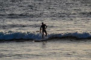 surfeando en el océano foto