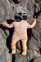 bebé muñeca en el rocas foto