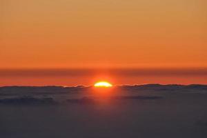 puesta de sol en el horizonte foto