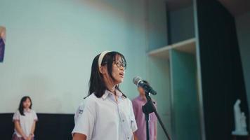 een hoog school- leerling reciteert een gedicht in voorkant van de rechters terwijl deelnemen in een wedstrijd video
