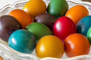 muchos Pascua de Resurrección de colores huevos en el cesta. vistoso, rojo, verde ,azul, amarillo y naranja huevos foto