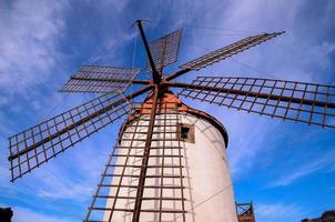 molino de viento tradicional bajo el cielo azul foto