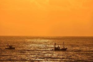 puesta de sol sobre el mar foto