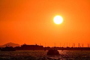 puesta de sol sobre el mar foto