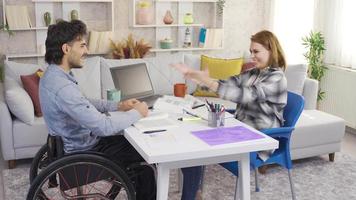 Disabilitato maschio alunno nel sedia a rotelle gioia con il suo fidanzata. Due studenti, il cui, di chi scuola vita va bene, ottenere alto nel il esame e siamo contento. video