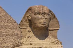 genial esfinge en frente de pirámide de Khafre en giza foto