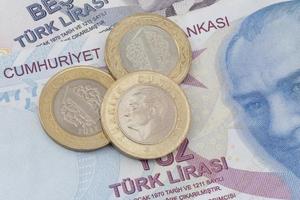 turco lira monedas acostado en turco lira billetes foto