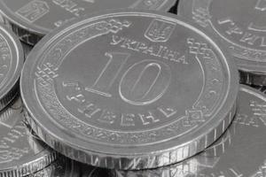 diez ucranio hrivnya moneda acostado en montón de monedas foto