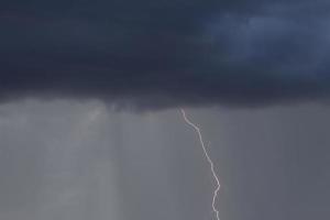 carrera de relámpago desde oscuro tormenta nube foto