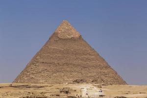 pirámide de Khafre y Valle en giza en contra azul cielo foto