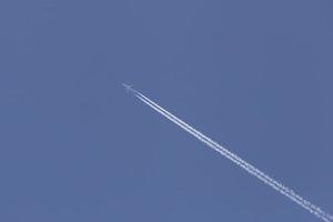 aeronave volador en un claro azul cielo foto