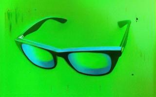 3d hacer Gafas de sol en verde fondo, gafas de protección en verde foto