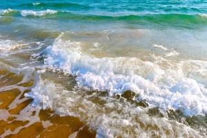 playa con ola y azul mar agua antecedentes foto