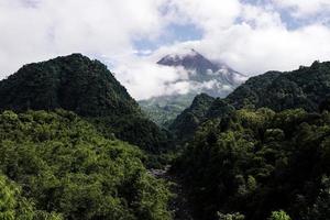 ver de montar merapi en el mañana, y ligeramente cubierto por nubes potencialmente eruptivo volcán. foto