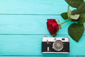 cámara retro y rosas - concepto de historia de amor vedding foto