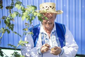 mayor bielorruso o ucranio artesano hombre vistiendo un Paja sombrero. pueblo eslavo habitante. foto