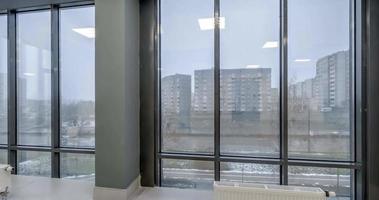 Drehung und Panorama- Aussicht im leeren modern Halle mit Säulen, Türen und Panorama- windows.rotation und Panorama- Aussicht im leeren modern Halle mit Säulen, Türen und Panorama- Fenster. video