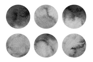 negro y blanco acuarela círculos colocar. oscuro redondo geométrico formas en blanco antecedentes. acuarela manchas en papel textura. resumen Arte. modelo para tu diseño. foto