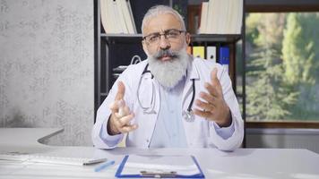 Senior médico falando olhando às Câmera. Senior maduro médico falando olhando às Câmera. video