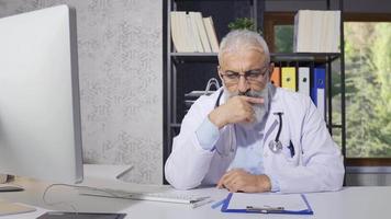 de senior dokter is benadrukt en beduusd. senior dokter is verveeld en moe van werk. video