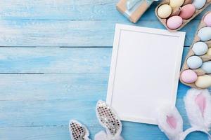 pastel de colores Pascua de Resurrección huevos con blanco blanco marco para Bosquejo diseño foto