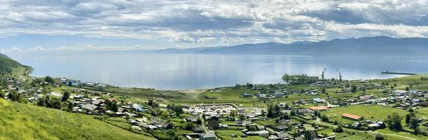 lago baikal y el pueblo de kultuk, irkutsk región, Rusia foto