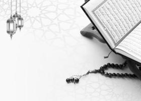 un libro de Corán con un rosario en el parte superior izquierda con Copiar espacio islámico Ramadán saludo antecedentes . Ramadán kareem islámico saludo modelo con Ramadán para fondo de pantalla diseño foto