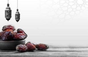un imagen de fechas en un cuenco con un lámpara colgando en el lado .a antecedentes para Ramadán. social medios de comunicación publicaciones .musulmán santo mes Ramadán kareem .ramadan Mubarak hermosa saludo tarjeta foto