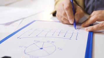 dessin graphiques et statistiques. graphique dessin et une analyse de financier les dépenses et revenus. video