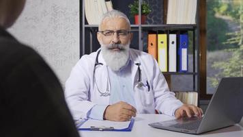 Senior família médico informando dele paciente. Senior médico informando dele paciente sobre dele doença. video