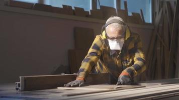 bois Coupe. le Charpentier est couper bois. Masculin Charpentier travail dans charpenterie usine Coupe planches avec scie. video