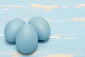 huevos simbolizando el Pascua de Resurrección fiesta en azul color en un antecedentes de Envejecido madera
