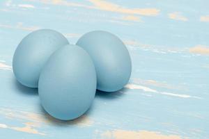 huevos simbolizando el Pascua de Resurrección fiesta en azul color en un antecedentes de Envejecido madera